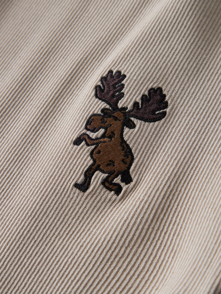 Närbild på broderad älg på beige ribbad barntröja