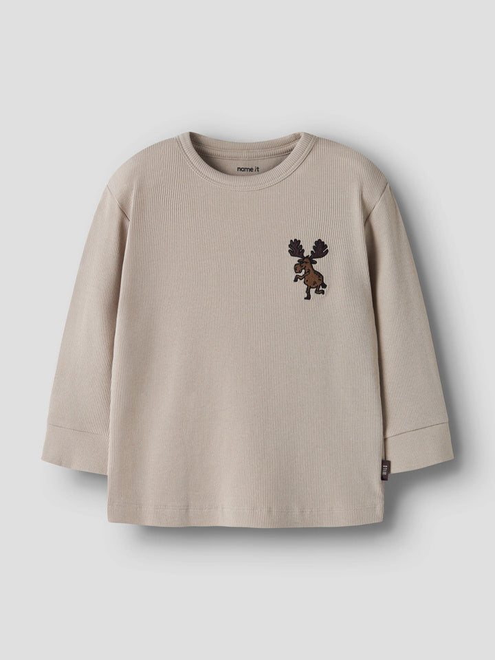 Beige ribbad Rasmus tröja till pojke med broderad älg från Name It