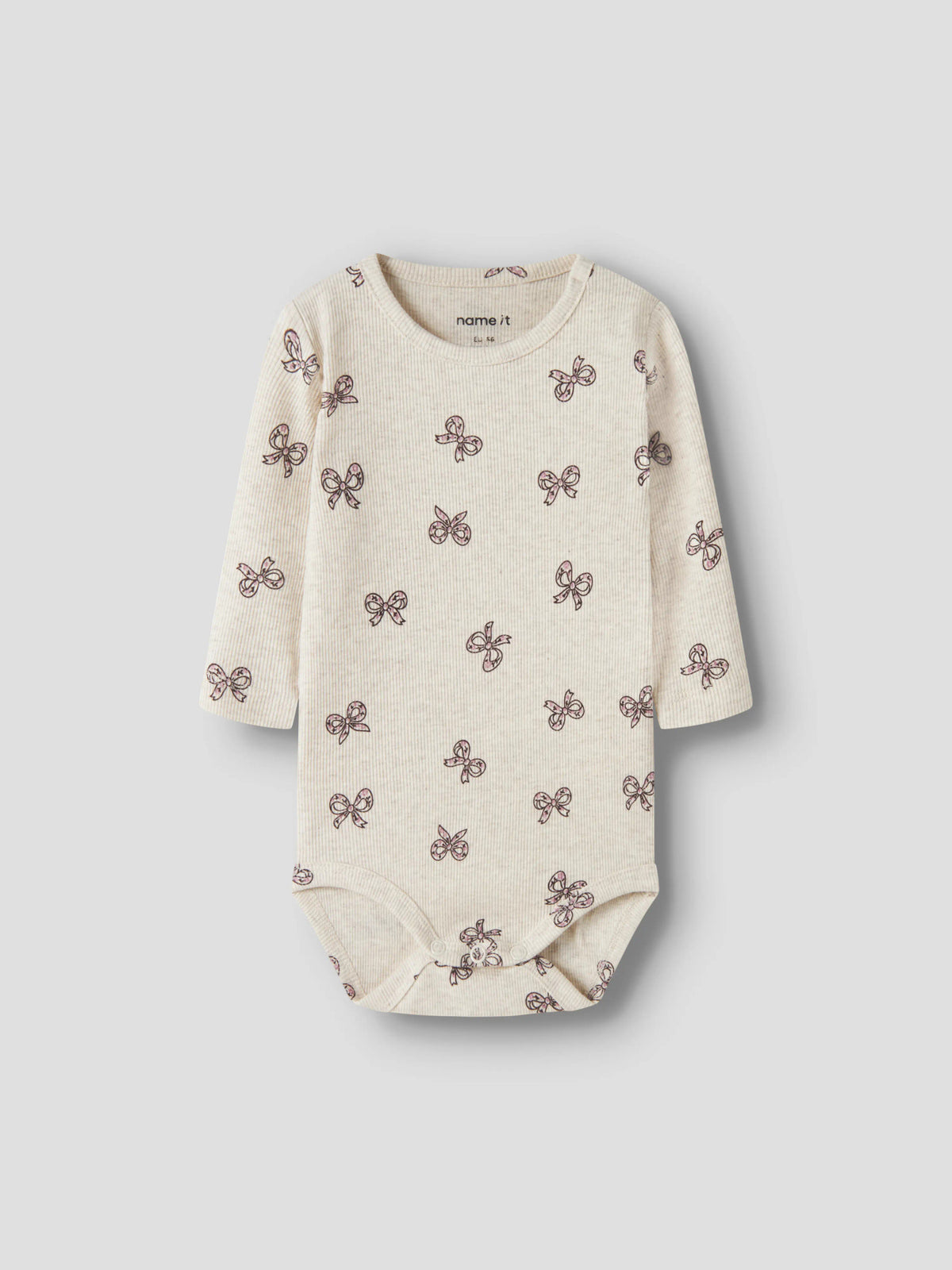 Rulies långärmad ribbad babybody för flicka från Name It i ljusbeige med små rosa rosetter och tryckknappar i grenen.