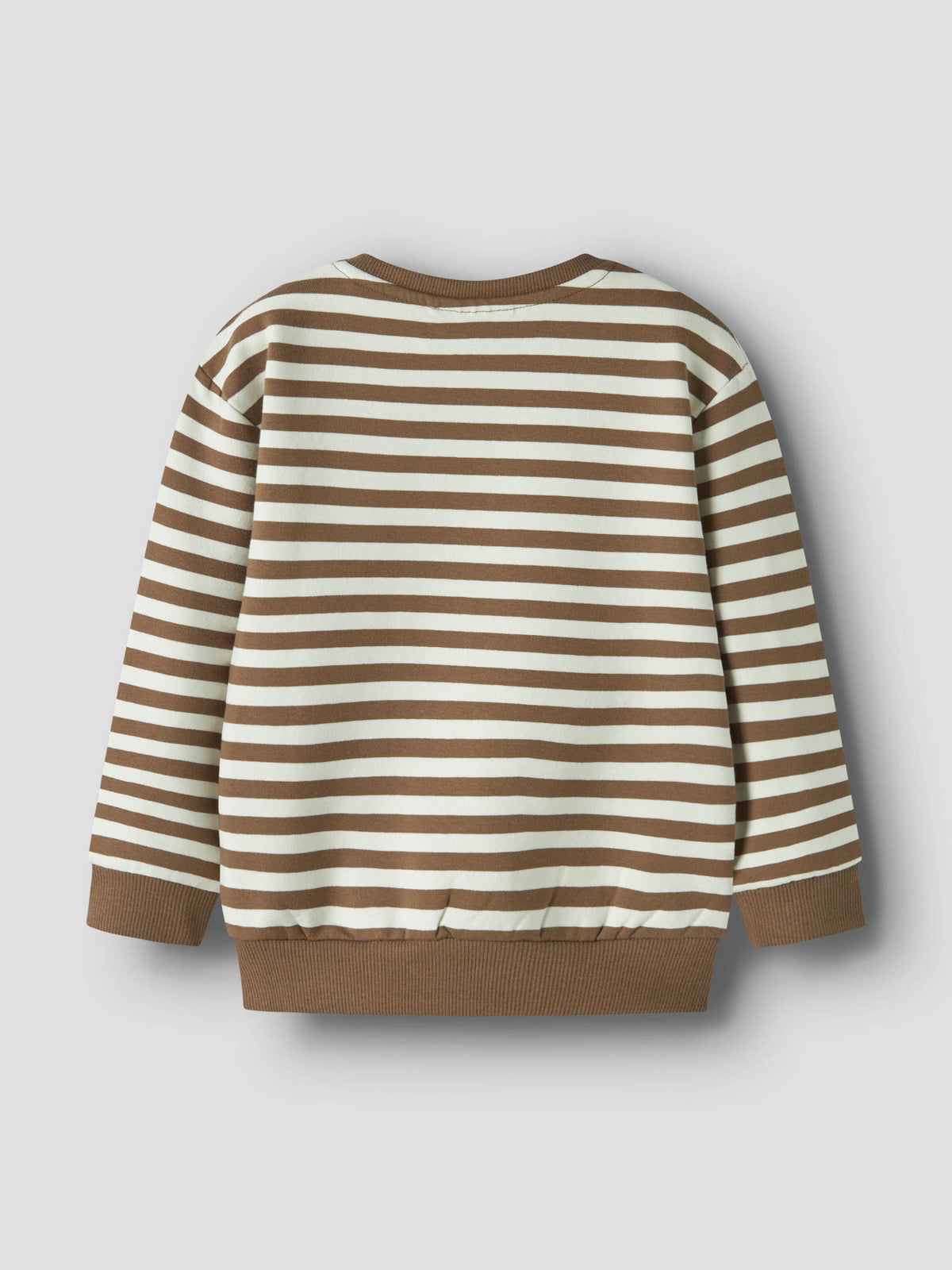 Rafan randig sweatshirt från Name It i brunt och gräddvitt med broderad älg på bröstet.