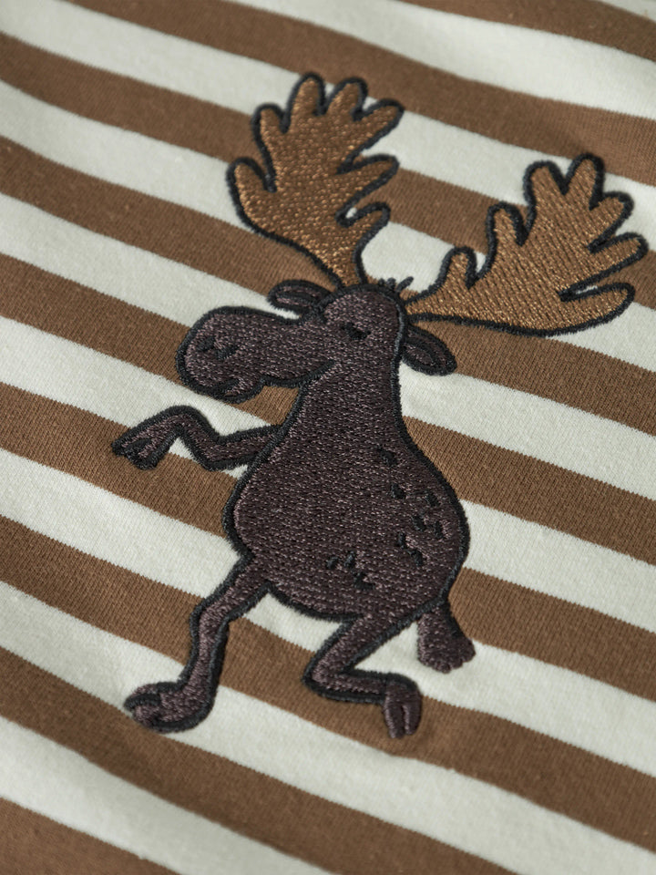 Rafan randig sweatshirt från Name It i brunt och gräddvitt med broderad älg på bröstet.