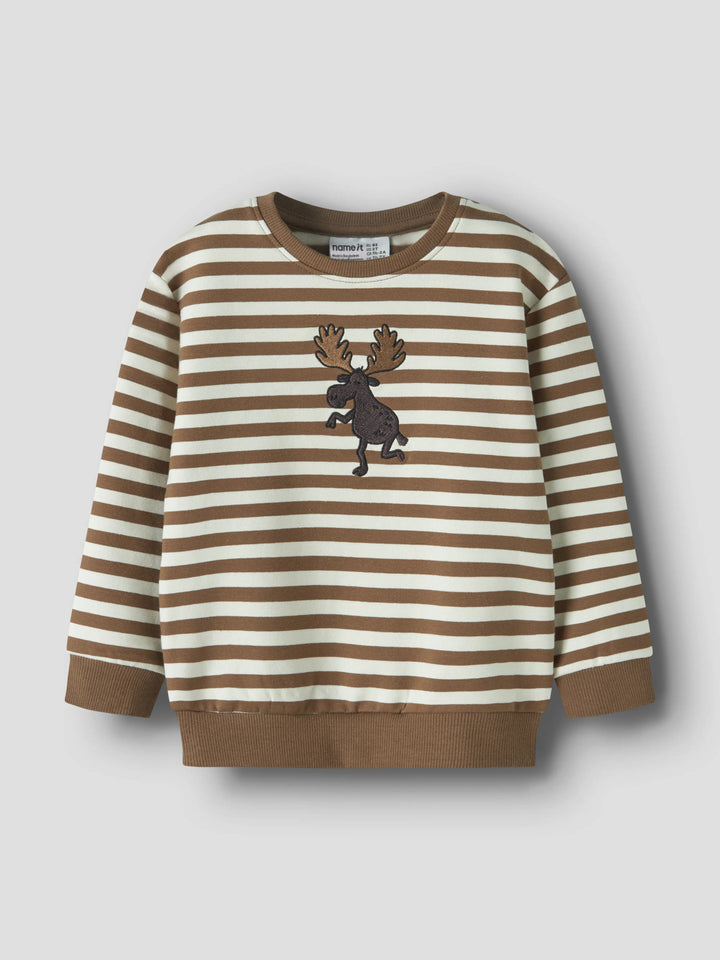 Rafan randig sweatshirt från Name It i brunt och gräddvitt med broderad älg på bröstet.