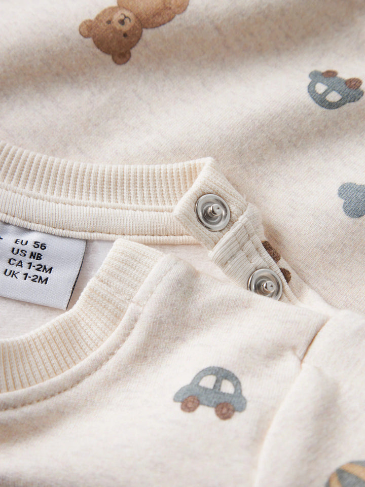 Tryckknappar vid axeln på Ragner babysweatshirt med nallemotiv