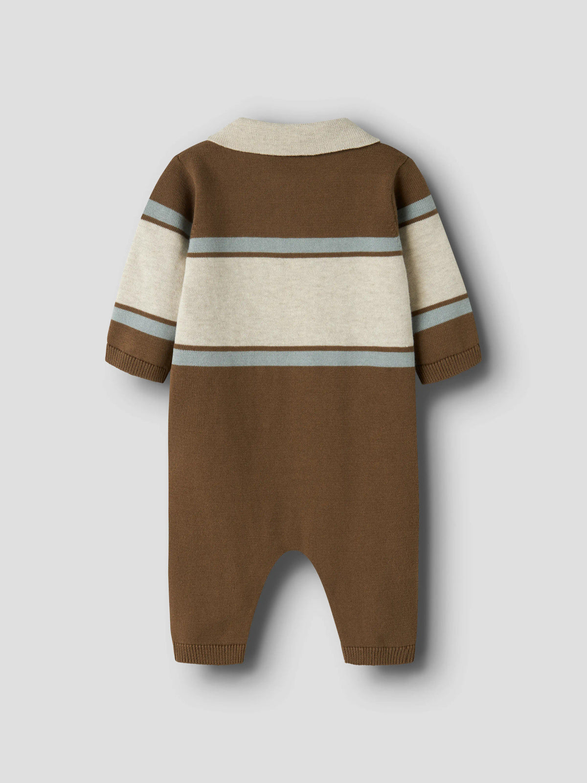 Ral brunrandig stickad babyoverall från Name It med beige pikékrage och knappar framtill.