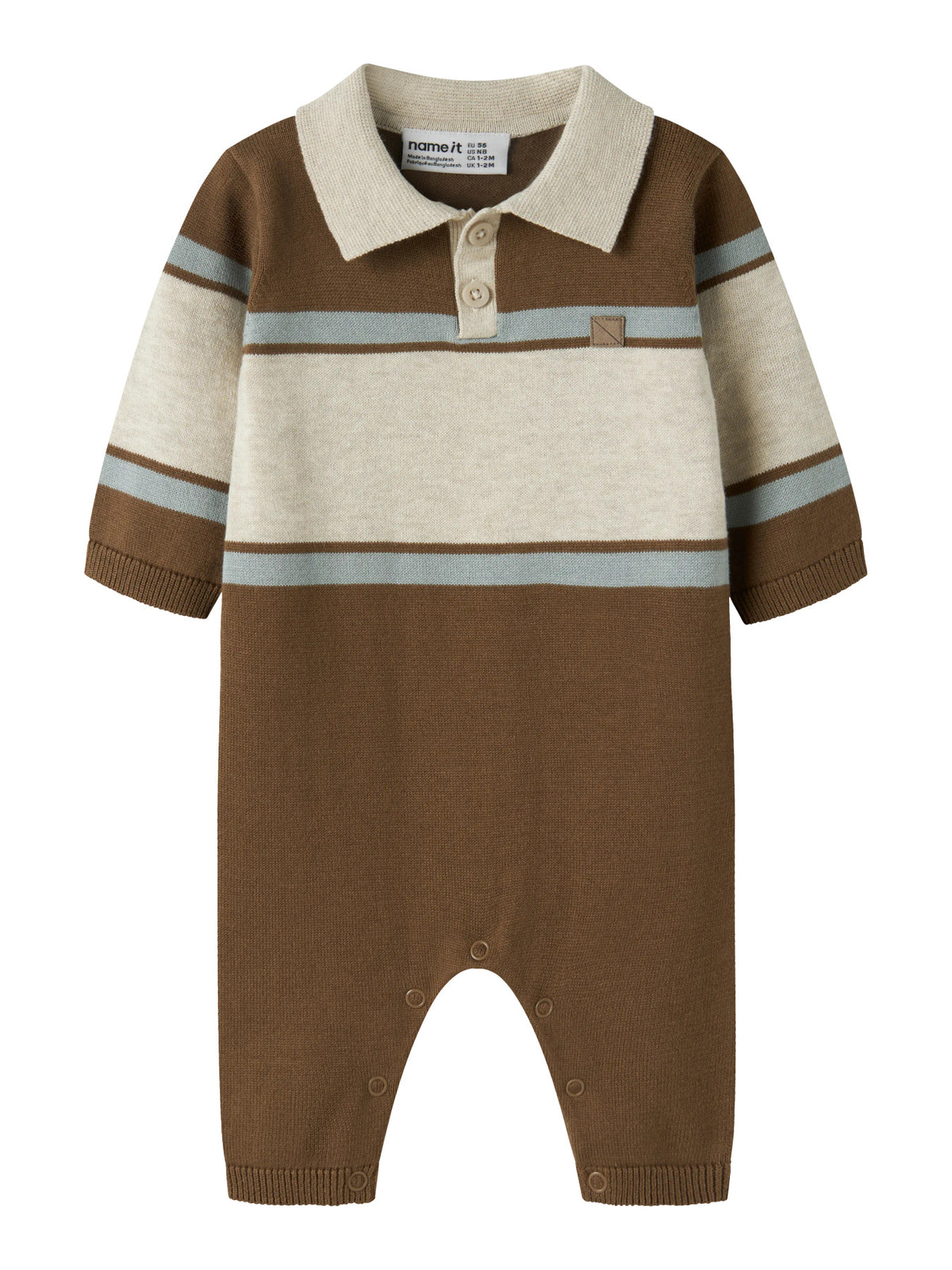 Ral brunrandig stickad babyoverall från Name It med beige pikékrage och knappar framtill.