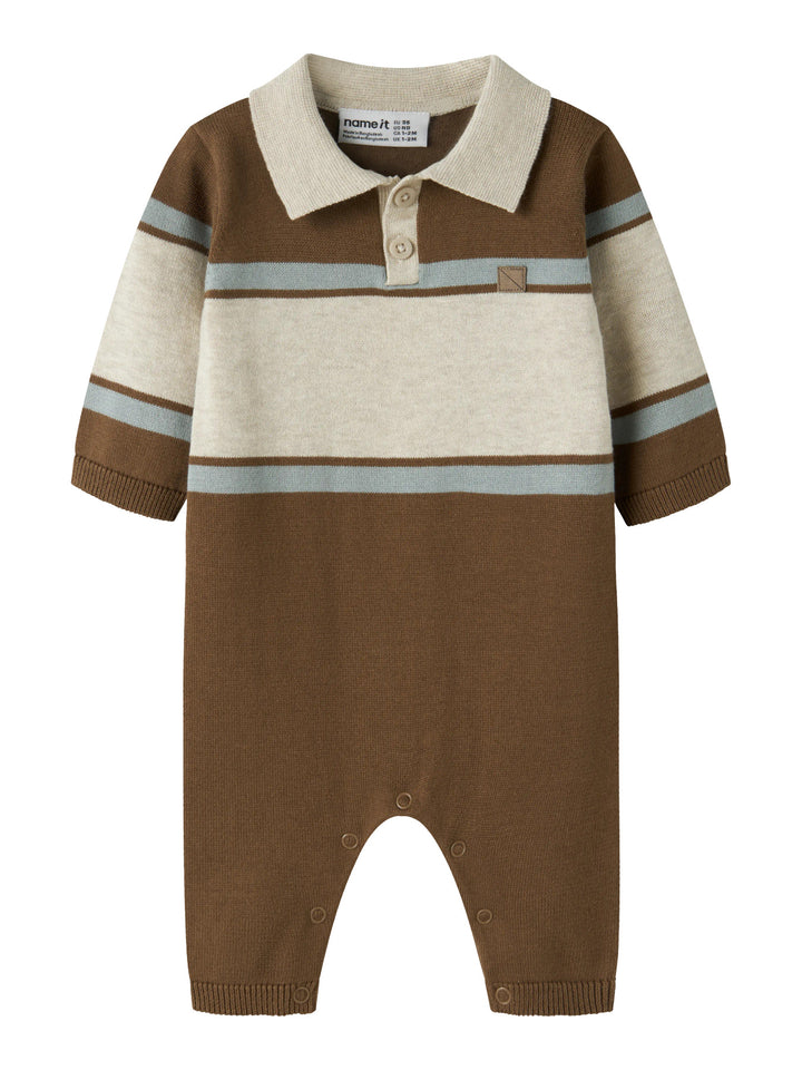 Ral brunrandig stickad babyoverall från Name It med beige pikékrage och knappar framtill.