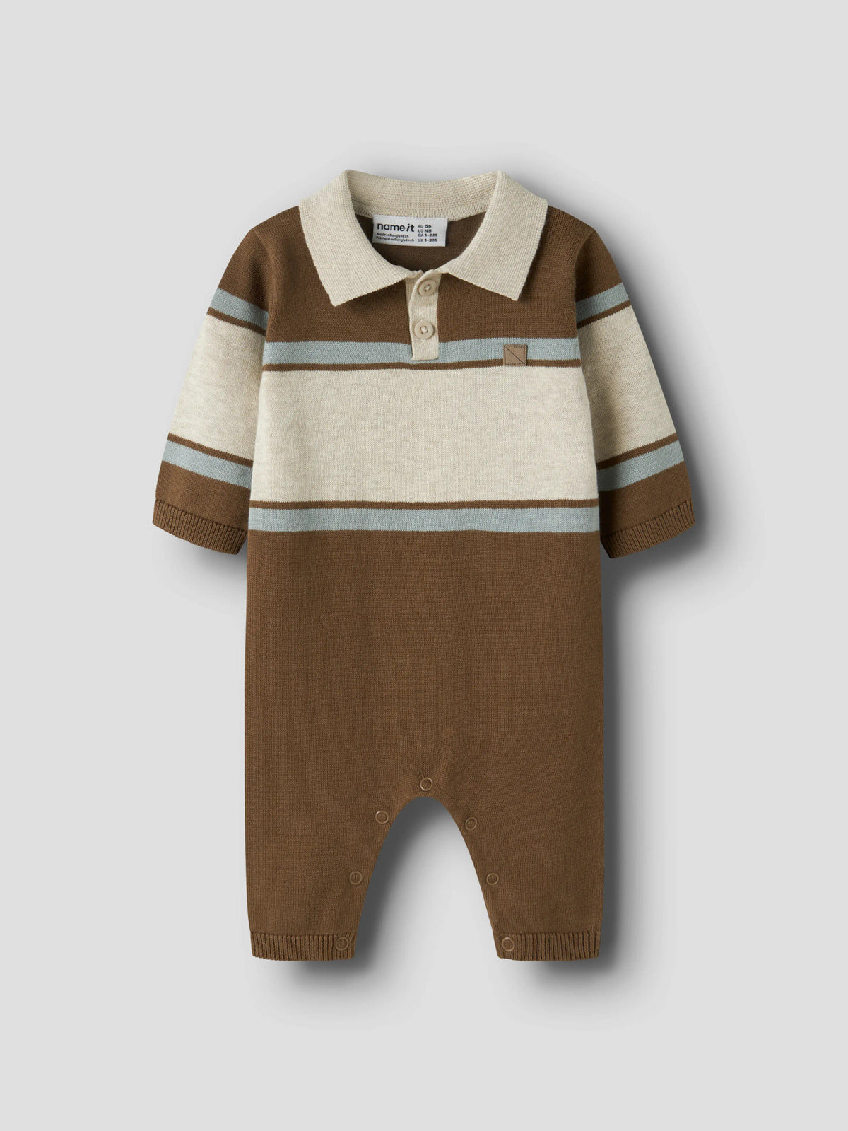 Ral brunrandig stickad babyoverall från Name It med beige pikékrage och knappar framtill.