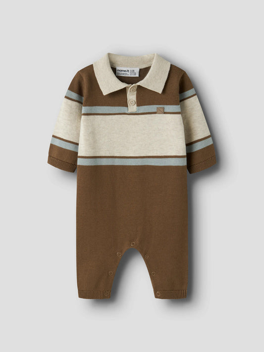 Ral brunrandig stickad babyoverall från Name It med beige pikékrage och knappar framtill.