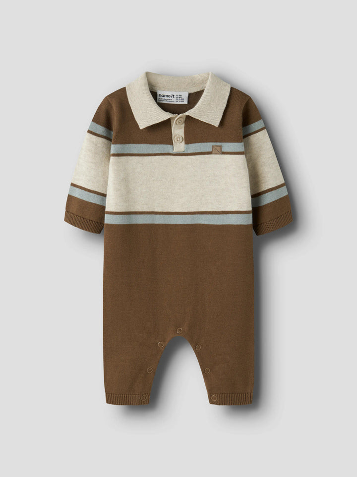 Ral brunrandig stickad babyoverall från Name It med beige pikékrage och knappar framtill.