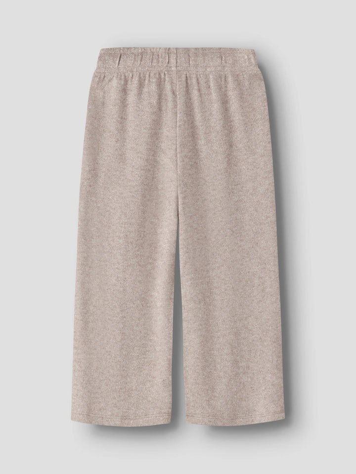 Rammi beige glitterbyxor till flicka från Name It med vida ben, bakifrån