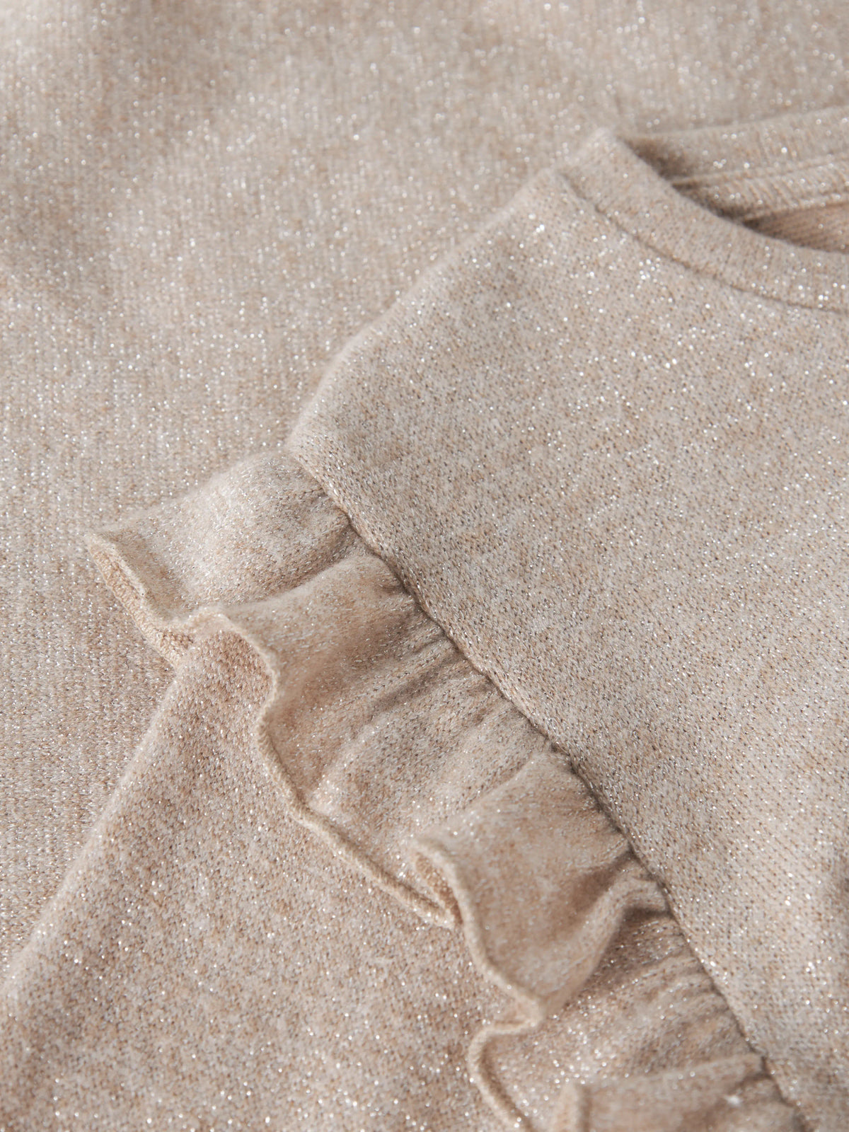 Rammi glittrig långärmad topp till flicka med volanger i beige från Name It