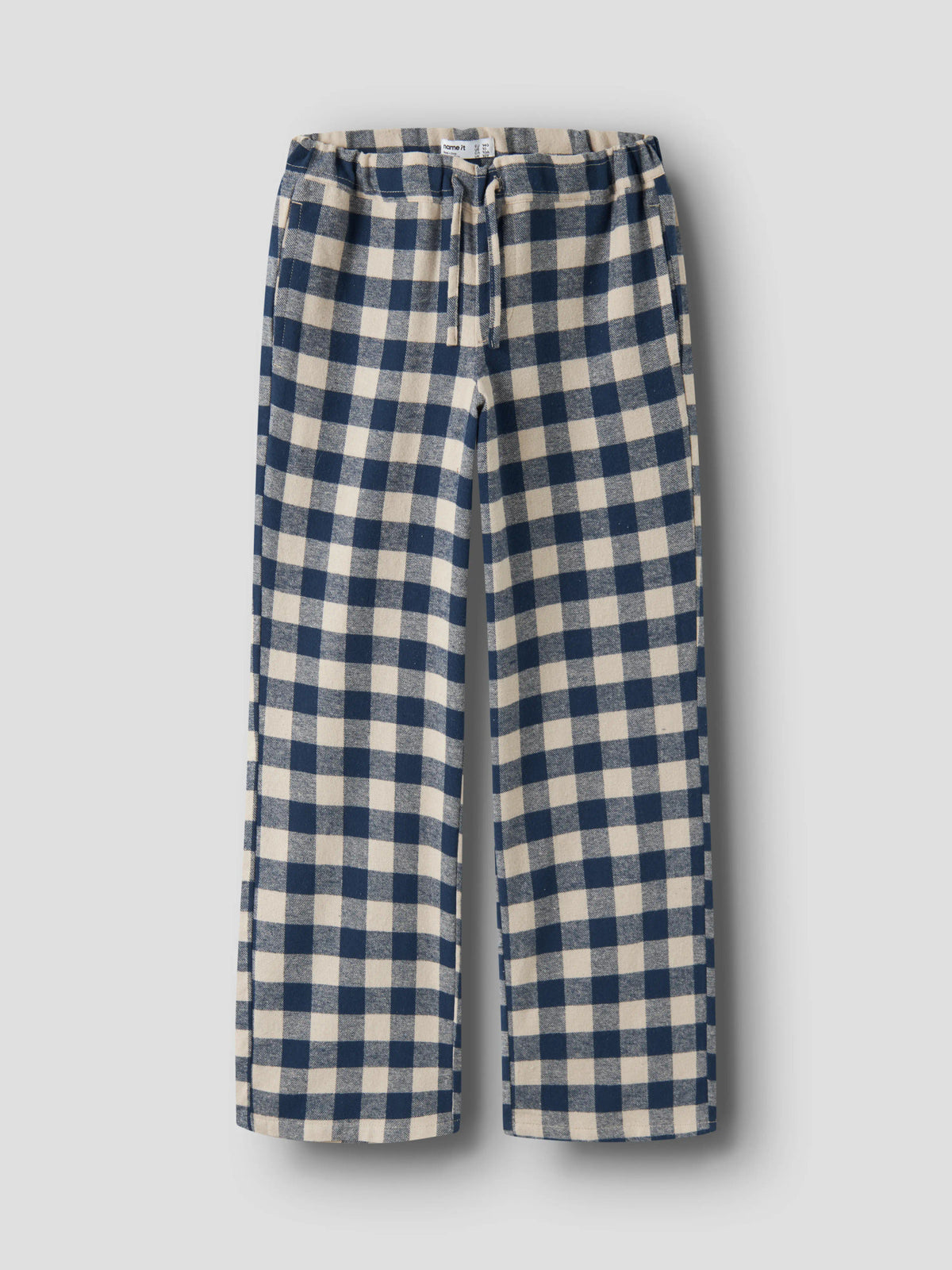 Name It Raluq rutiga flanellbyxor för pojke i mörkblått och beige med vida ben och knytband.
