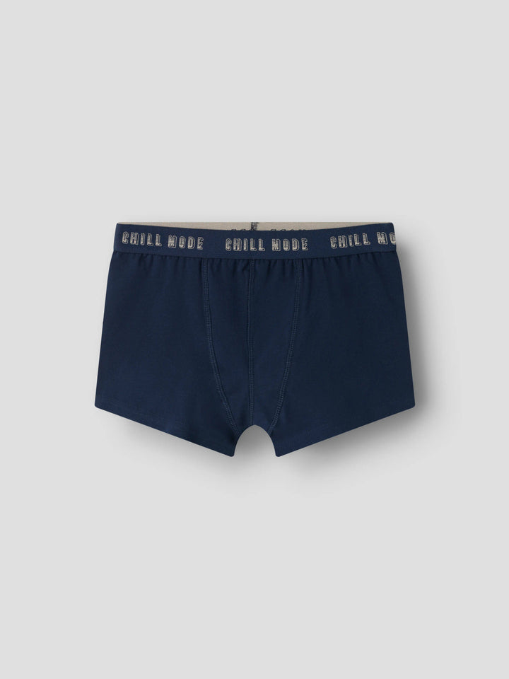 Redesq boxerkalsonger 3-pack för pojke från Name It i marinblått, beige och randigt med CHILL MODE på resåren.