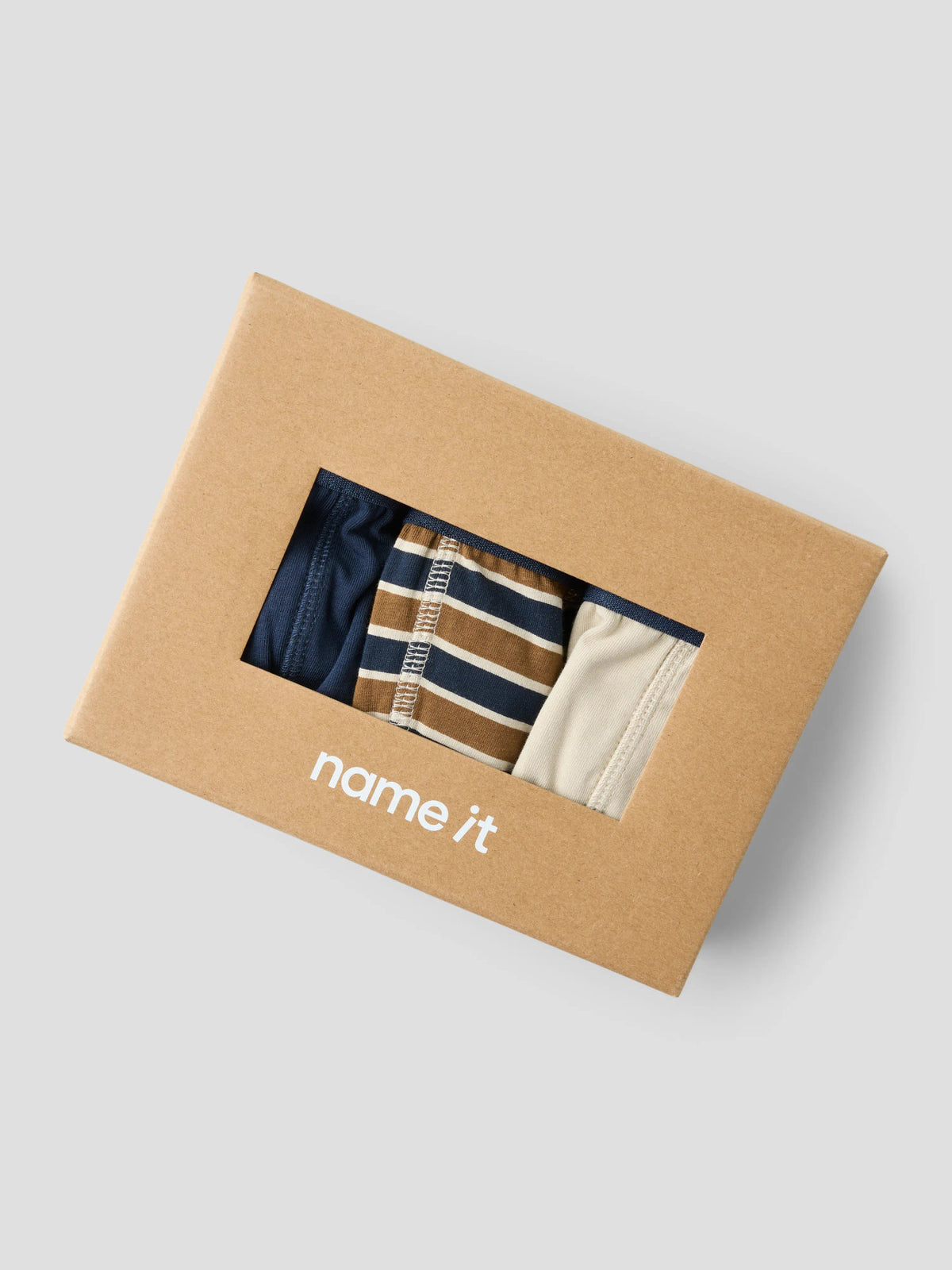 Redesq boxerkalsonger för pojke i 3-pack från Name It, förpackade i beige presentask med fönster.