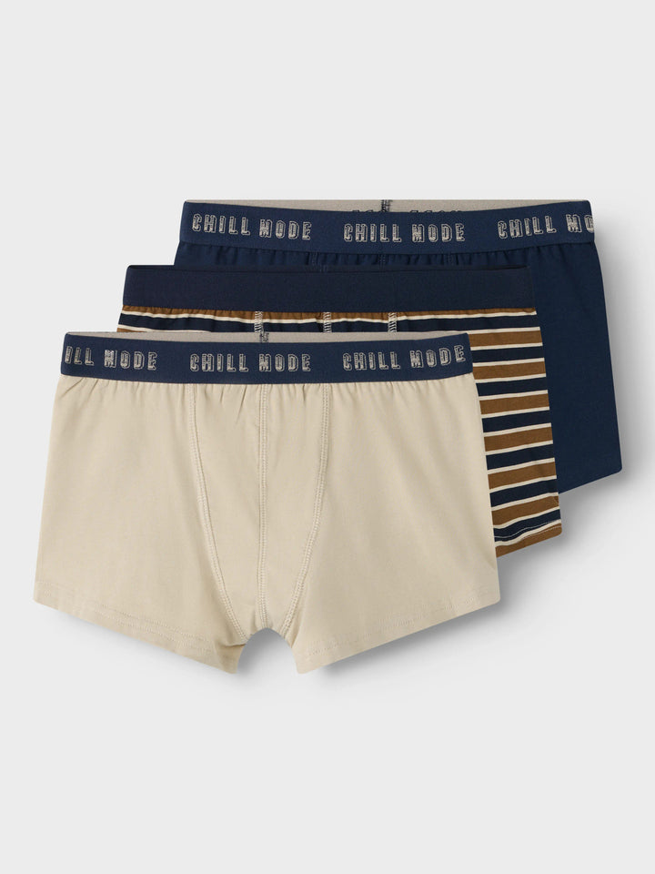 Redesq boxerkalsonger 3-pack för pojke från Name It i marinblått, beige och randigt med CHILL MODE på resåren.