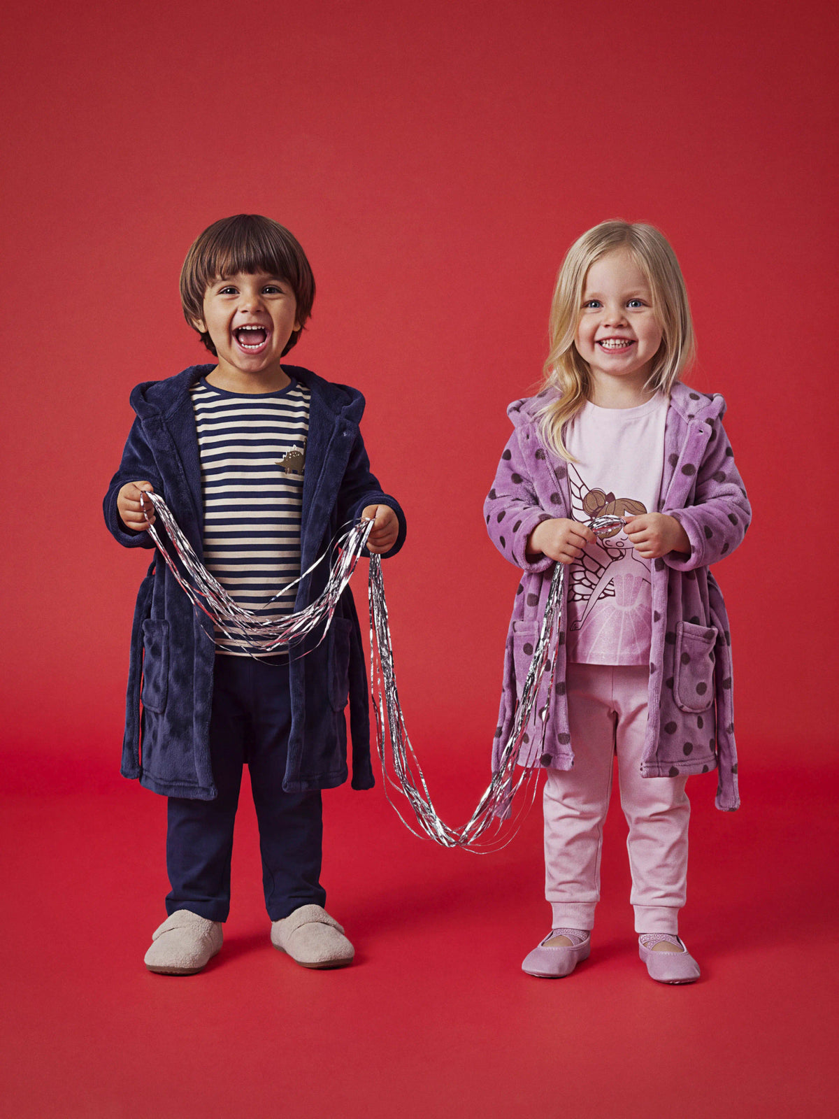 Name It Raveq rosa prickig morgonrock i velour för flicka med huva och skärp framifrån