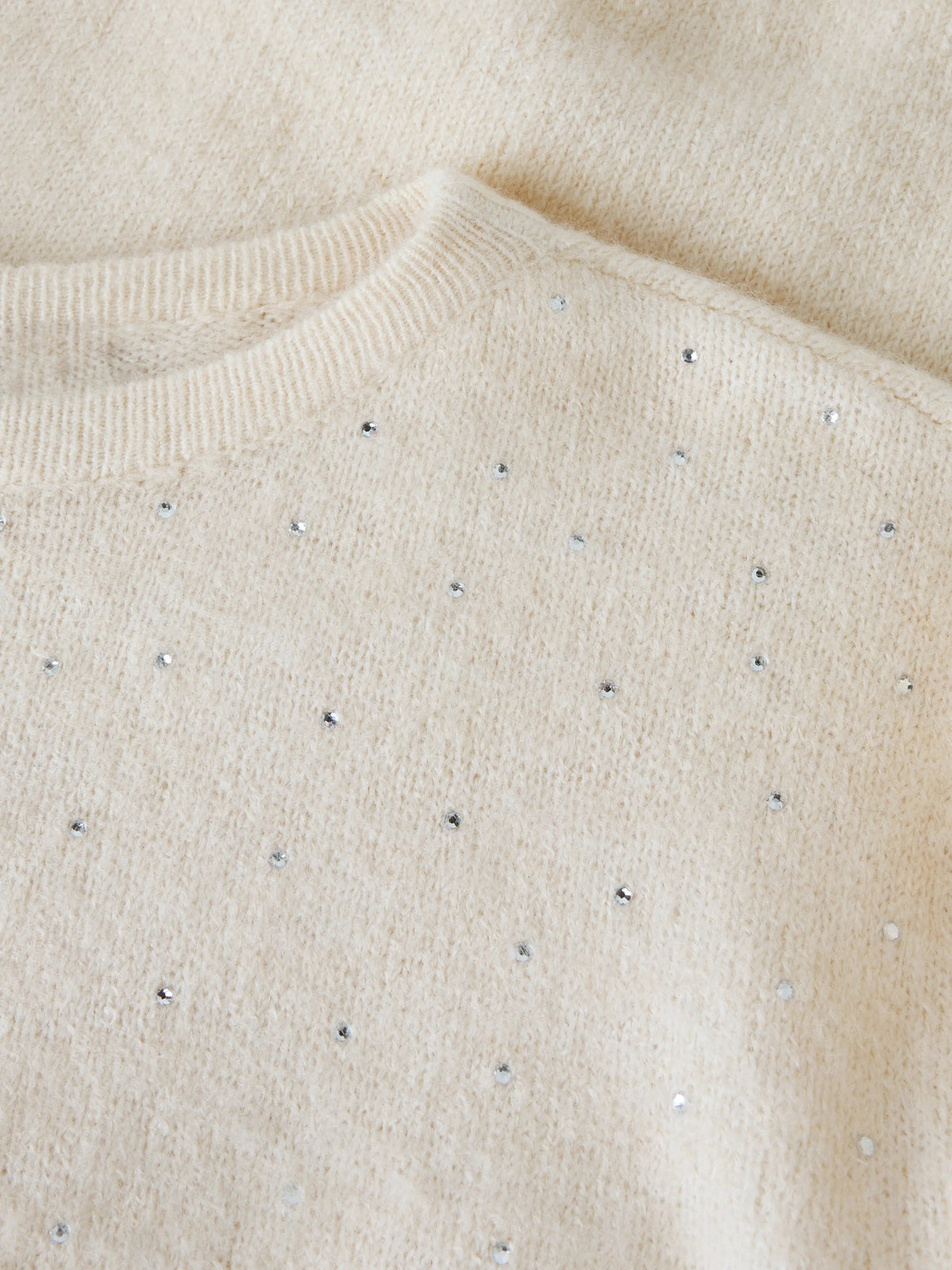 LMTD Flodet natur vit stickad tröja med strass för ungdomstjej närbild