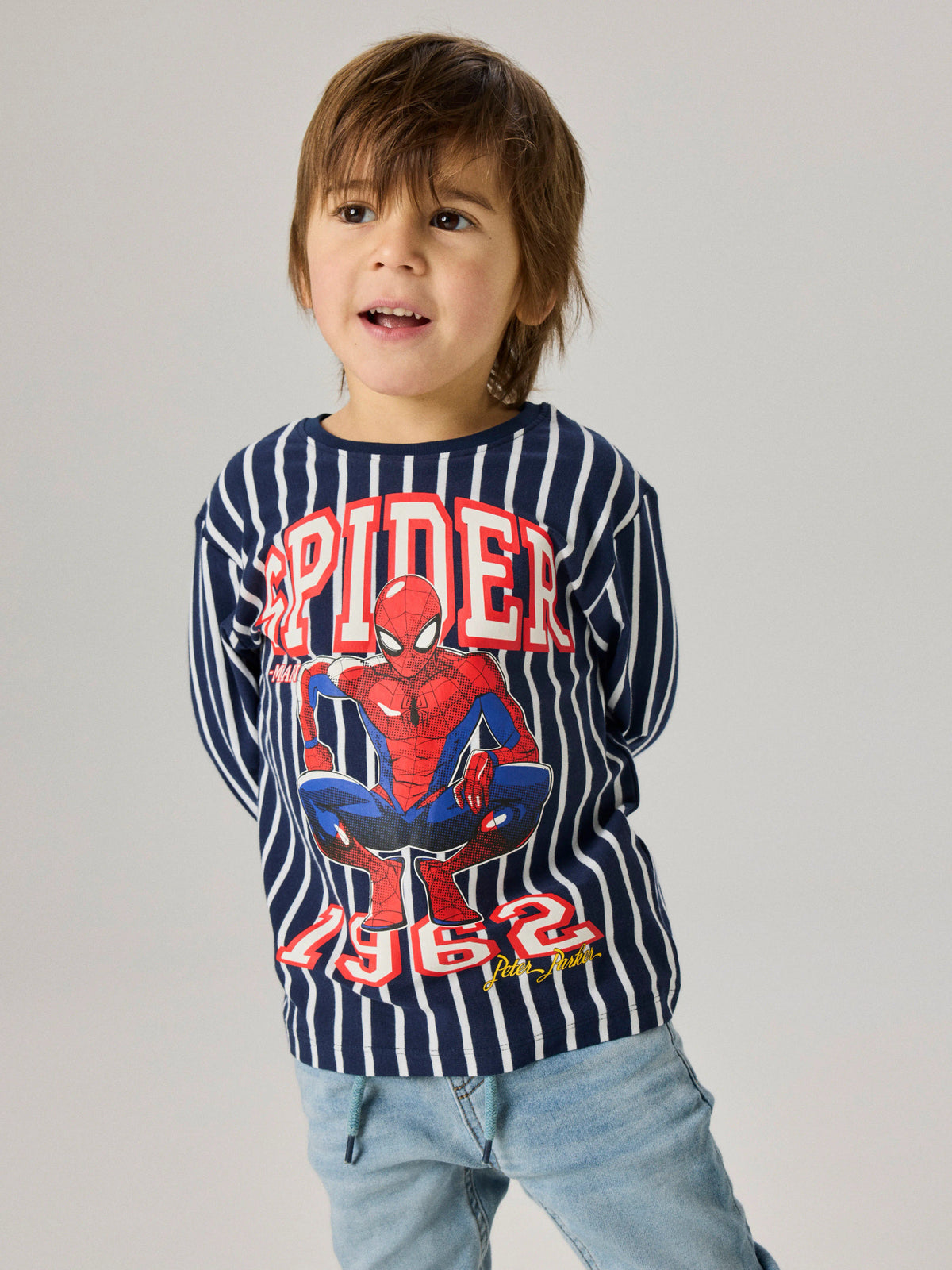 Randig långärmad Spider-Man-tröja för pojke från Name It, marinblå och vit med stort superhjältemotiv.