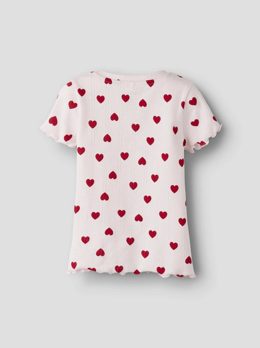 Rosa söt topp till flicka från Name it. Barn t-shirt med hjärtan i rosa och rött, ekologiska barnkläder till flicka.
NMFHILARY SS TOP
13262296
