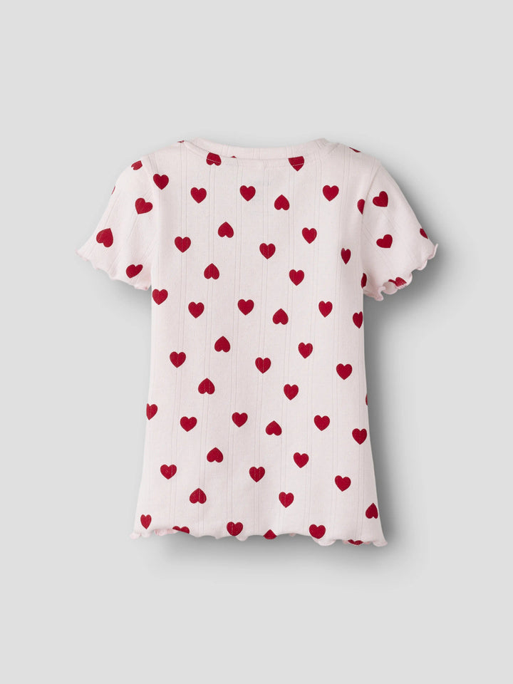Rosa söt topp till flicka från Name it. Barn t-shirt med hjärtan i rosa och rött, ekologiska barnkläder till flicka.
NMFHILARY SS TOP
13262296