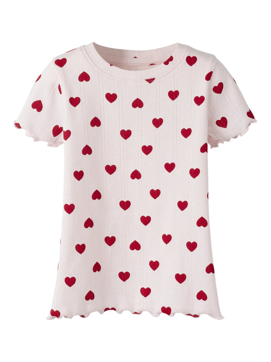 Rosa söt topp till flicka från Name it. Barn t-shirt med hjärtan i rosa och rött, ekologiska barnkläder till flicka.
NMFHILARY SS TOP
13262296