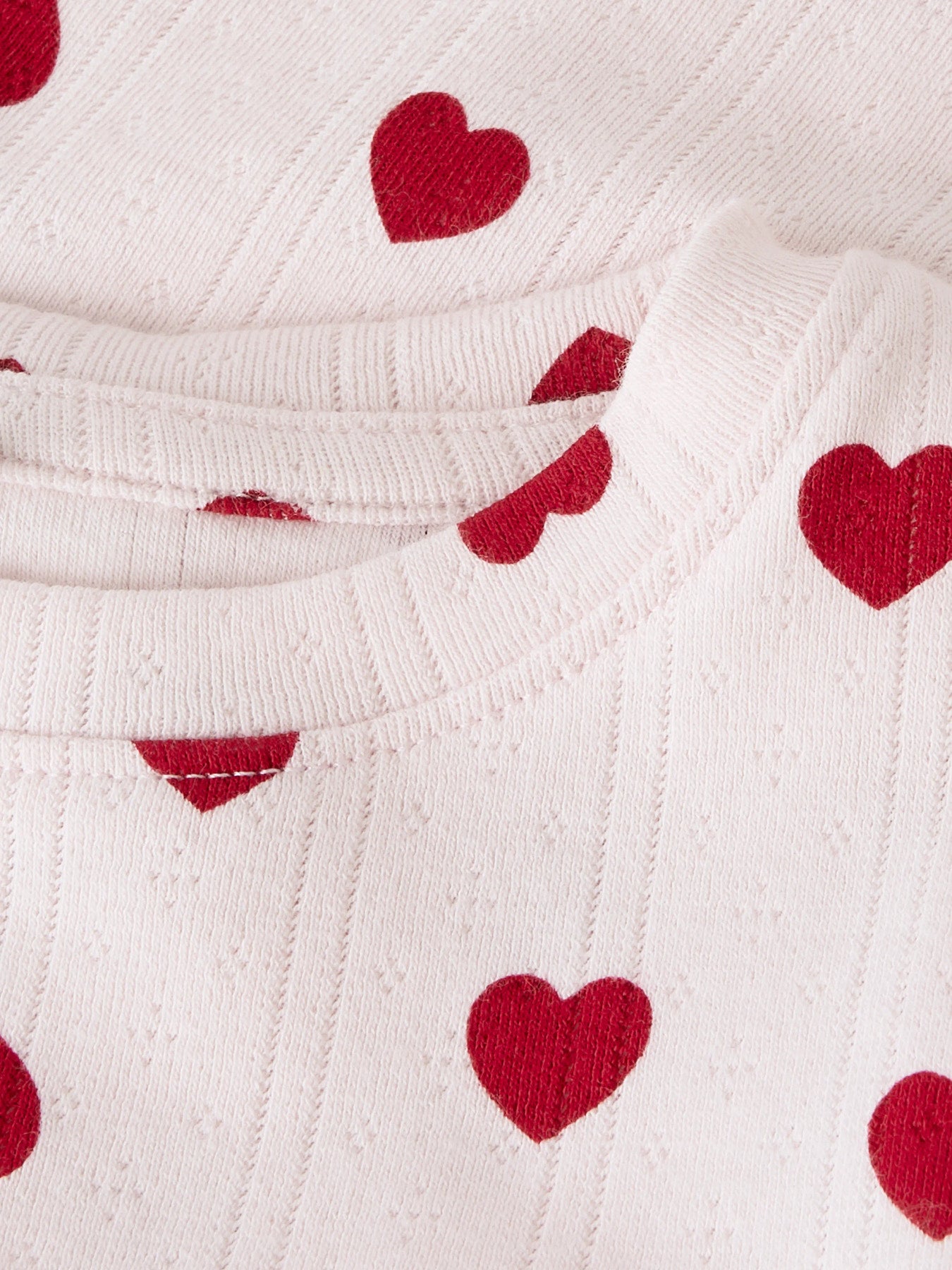 Rosa söt topp till flicka från Name it. Barn t-shirt med hjärtan i rosa och rött, ekologiska barnkläder till flicka.
NMFHILARY SS TOP
13262296