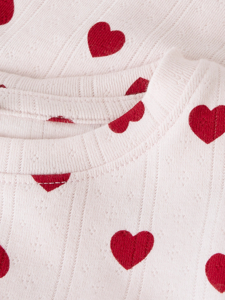 Rosa söt topp till flicka från Name it. Barn t-shirt med hjärtan i rosa och rött, ekologiska barnkläder till flicka.
NMFHILARY SS TOP
13262296