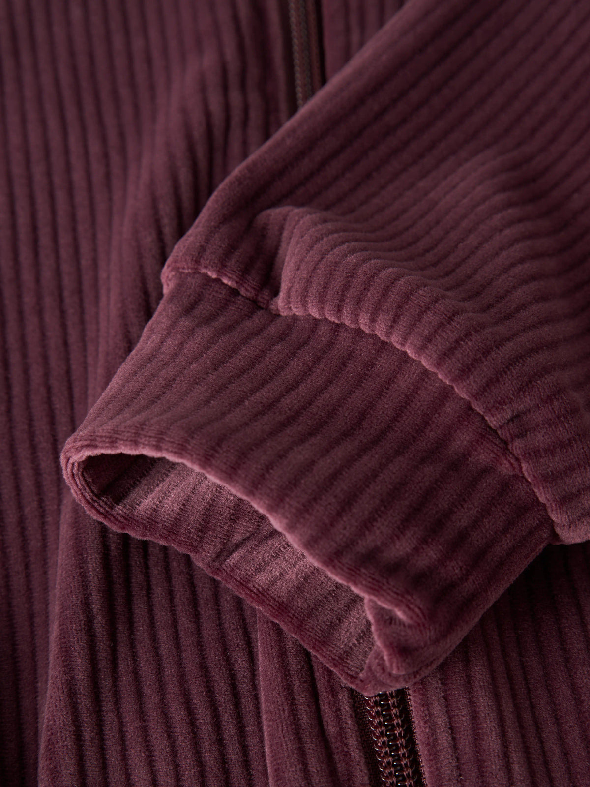 Name It Veloa ribbad velourhoodie för flicka i dov vinröd färg med huva och dragkedja framifrån