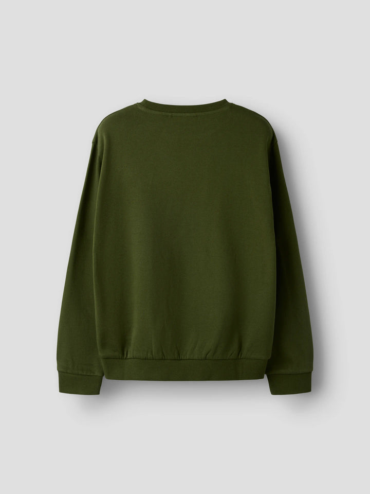 Name It Flo sweatshirt i Rifle Green för pojke, grön sweatshirt i ekologisk bomull med rund hals och liten logobadge.