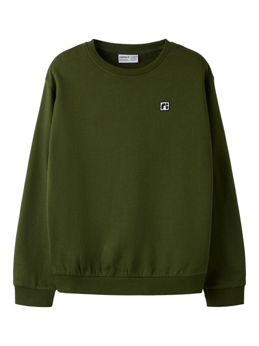 Name It Flo sweatshirt i Rifle Green för pojke, grön sweatshirt i ekologisk bomull med rund hals och liten logobadge.