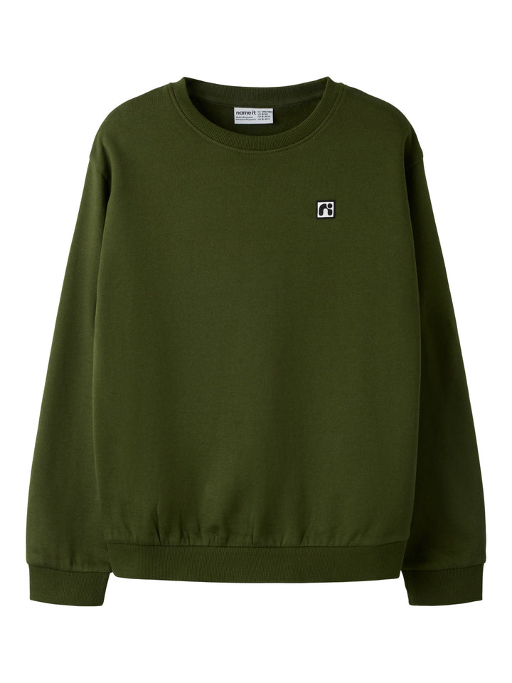 Name It Flo sweatshirt i Rifle Green för pojke, grön sweatshirt i ekologisk bomull med rund hals och liten logobadge.