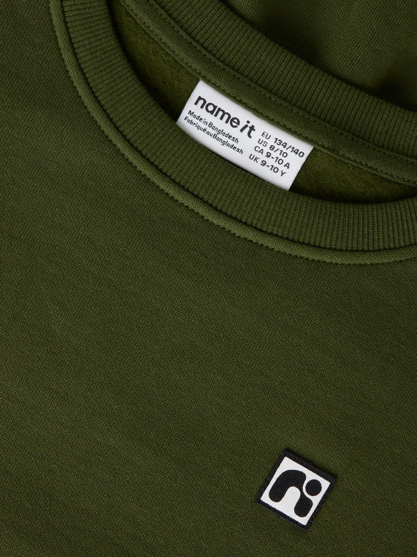 Name It Flo sweatshirt i Rifle Green för pojke, grön sweatshirt i ekologisk bomull med rund hals och liten logobadge.