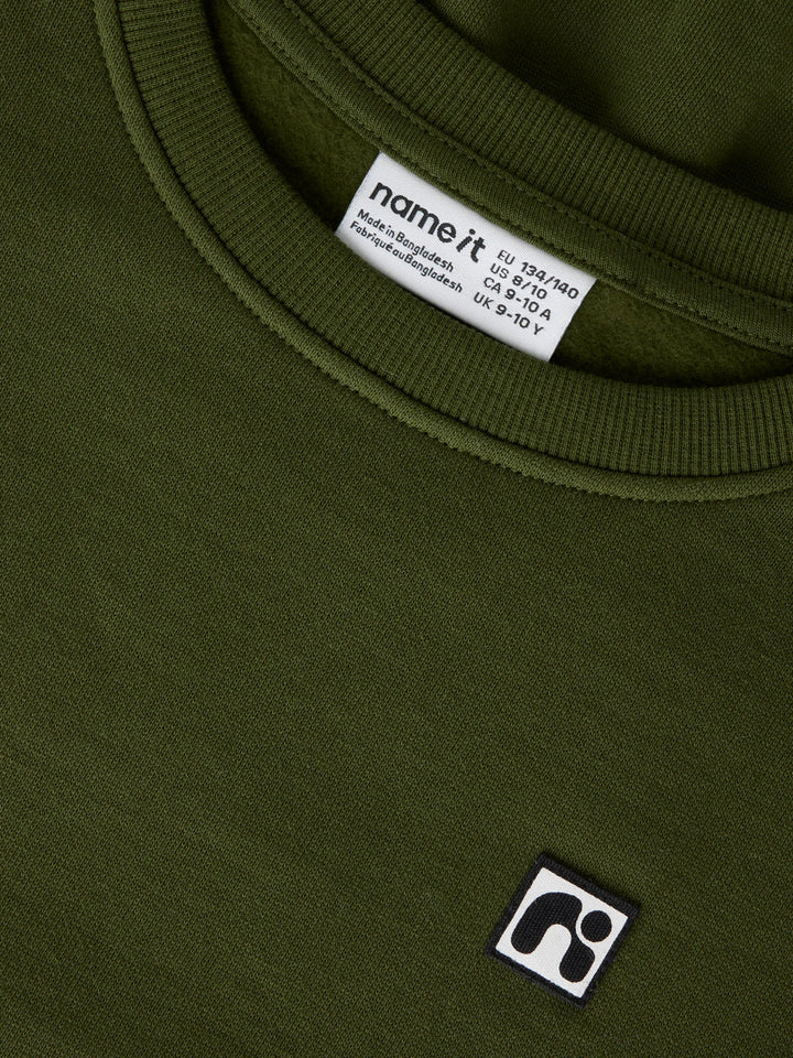 Name It Flo sweatshirt i Rifle Green för pojke, grön sweatshirt i ekologisk bomull med rund hals och liten logobadge.
