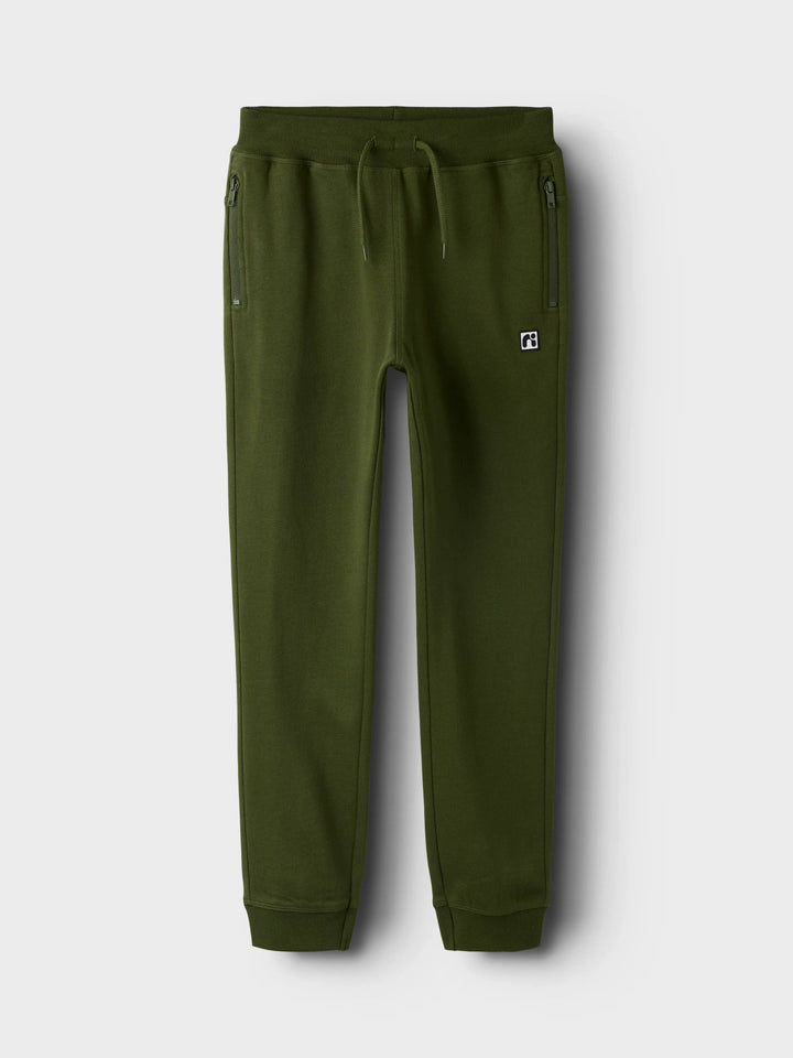 Name It Flo mörkgröna sweatpants Rifle Green med dragsko och fickor med dragkedja för pojke kids
