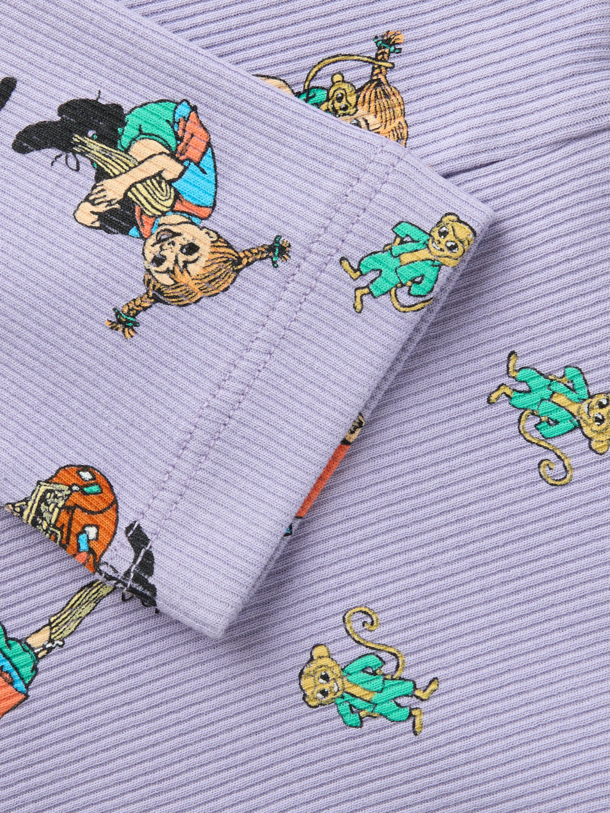 Name It Ara Pippi Långstrump leggings i lila ribbad ekologisk bomull för flicka med Pippi-motiv.