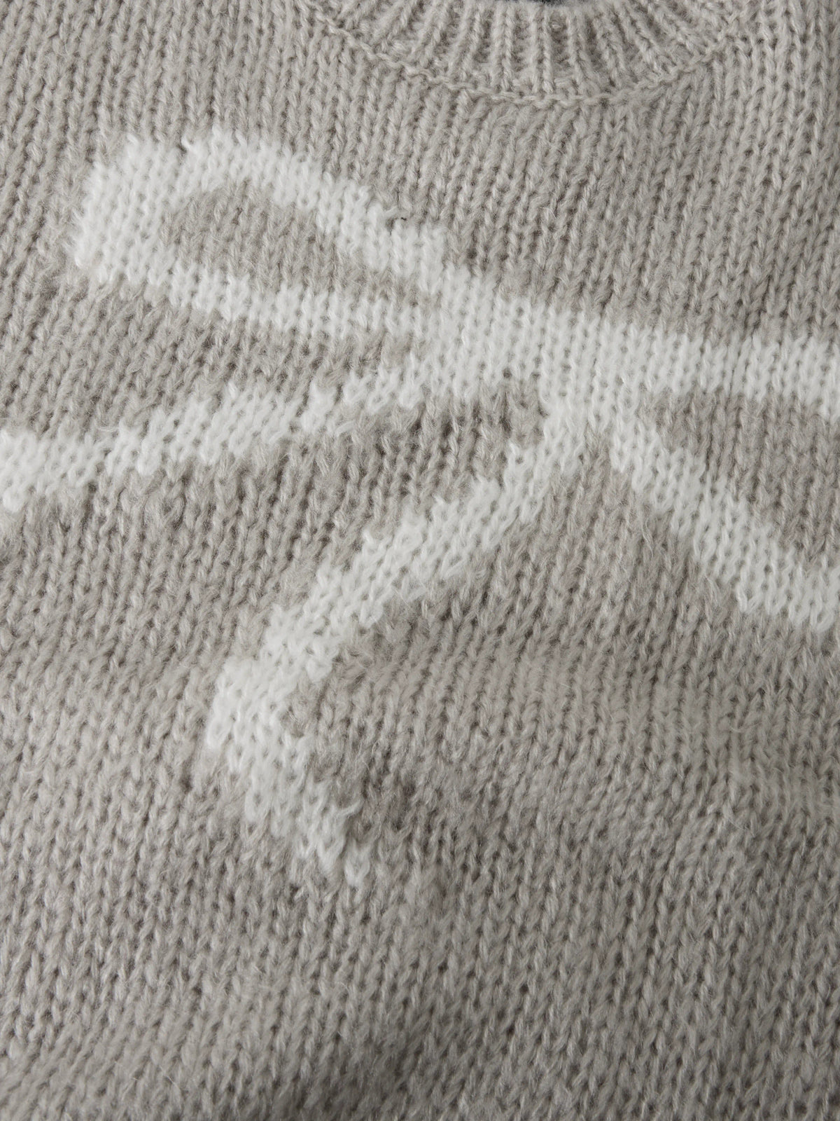 Bowsta kort stickad tröja i Light Grey Melange med vit rosett – närbild av rosettmotivet