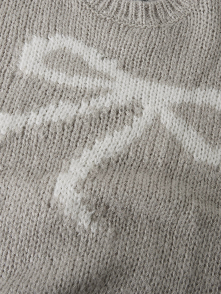 Bowsta kort stickad tröja i Light Grey Melange med vit rosett – närbild av rosettmotivet