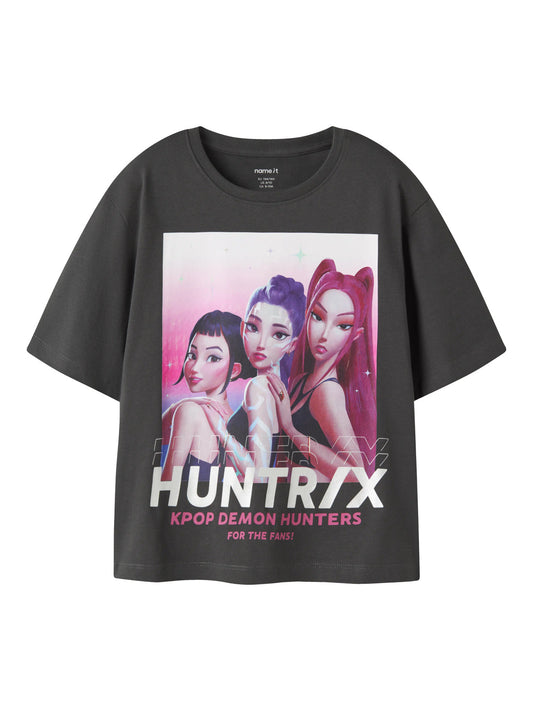 Huntrix tröja med det populära Kpop bandet på kortärmad t-shirt till flicka. Grå topp med K-pop Demon Hunters från Name it.
NKFMAJA KPOP SS NREG TOP BOX LNOOS SKY
13264033