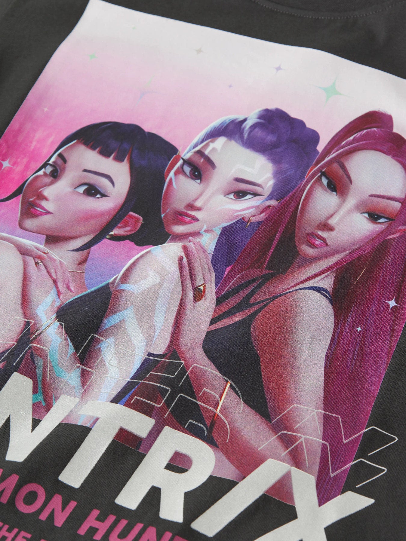 Huntrix tröja med det populära Kpop bandet på kortärmad t-shirt till flicka. Grå topp med K-pop Demon Hunters från Name it.
NKFMAJA KPOP SS NREG TOP BOX LNOOS SKY
13264033