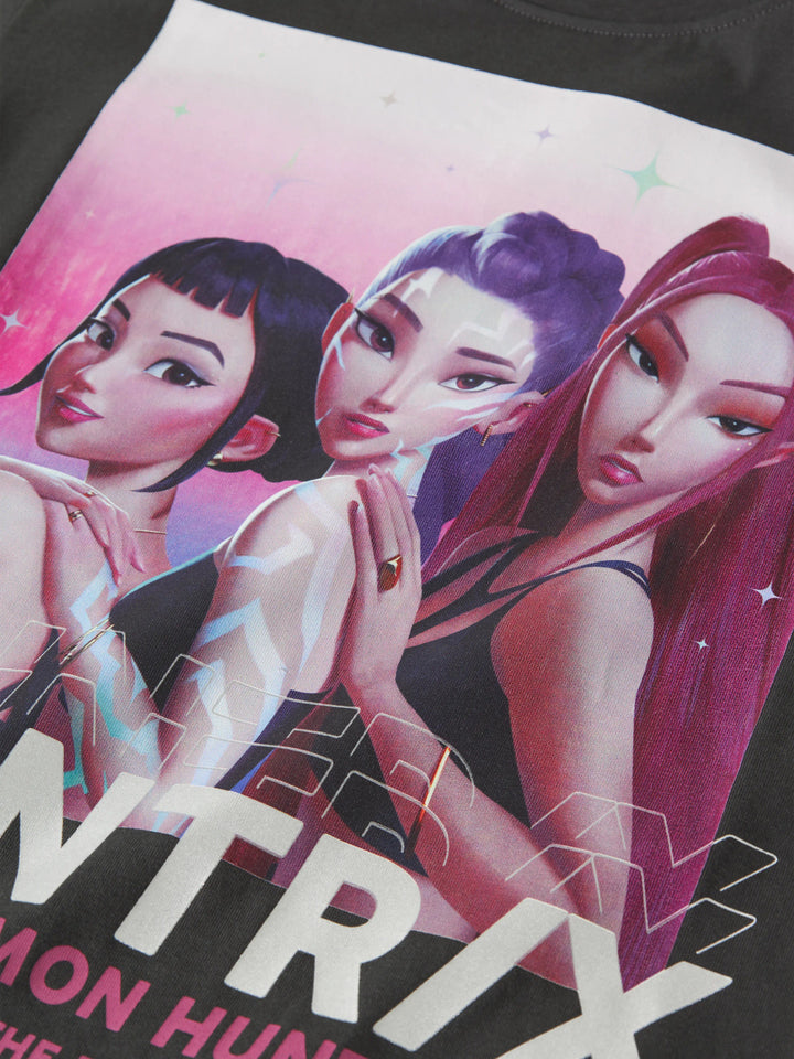 Huntrix tröja med det populära Kpop bandet på kortärmad t-shirt till flicka. Grå topp med K-pop Demon Hunters från Name it.
NKFMAJA KPOP SS NREG TOP BOX LNOOS SKY
13264033