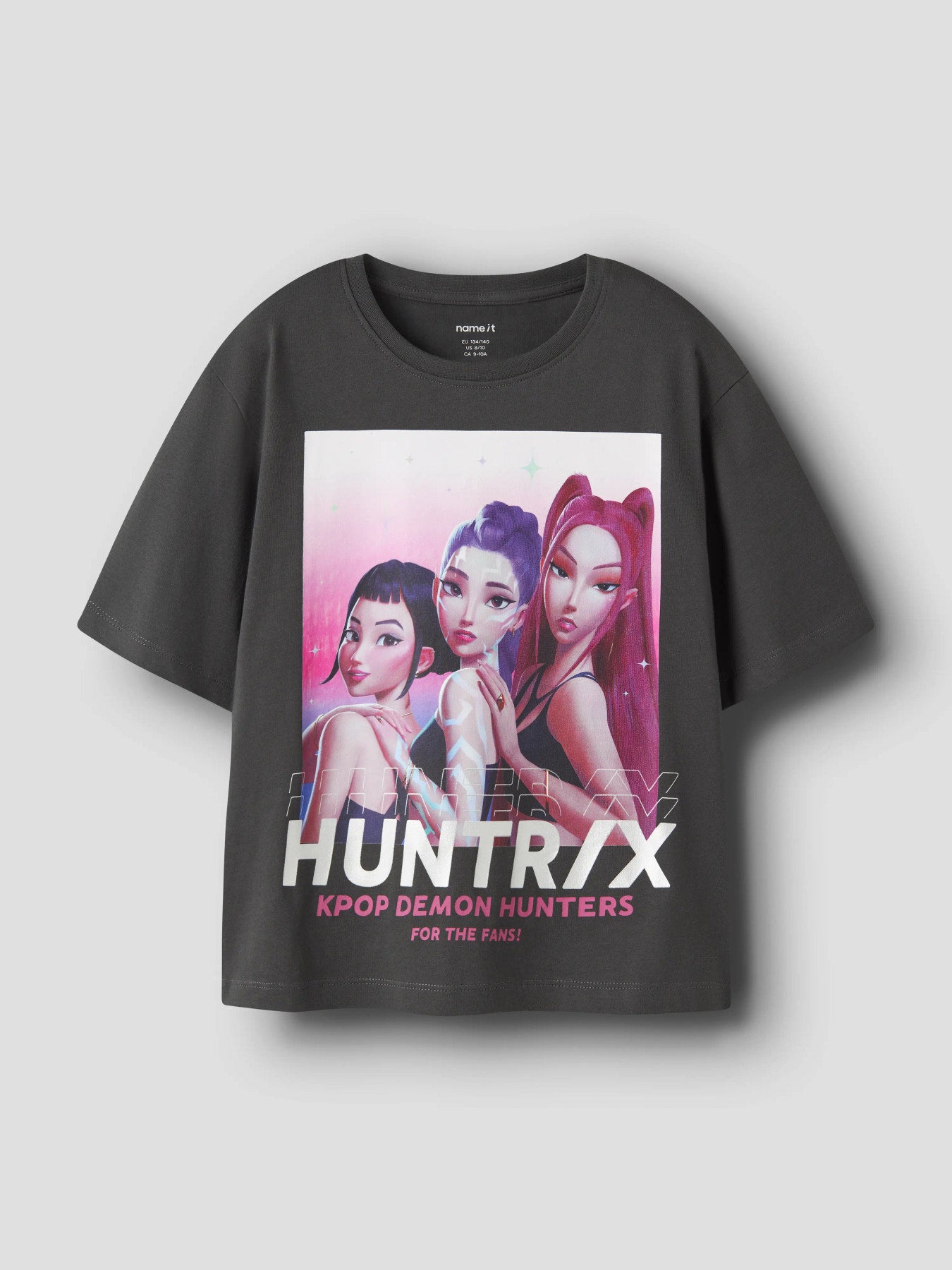 Huntrix tröja med det populära Kpop bandet på kortärmad t-shirt till flicka. Grå topp med K-pop Demon Hunters från Name it.
NKFMAJA KPOP SS NREG TOP BOX LNOOS SKY
13264033
