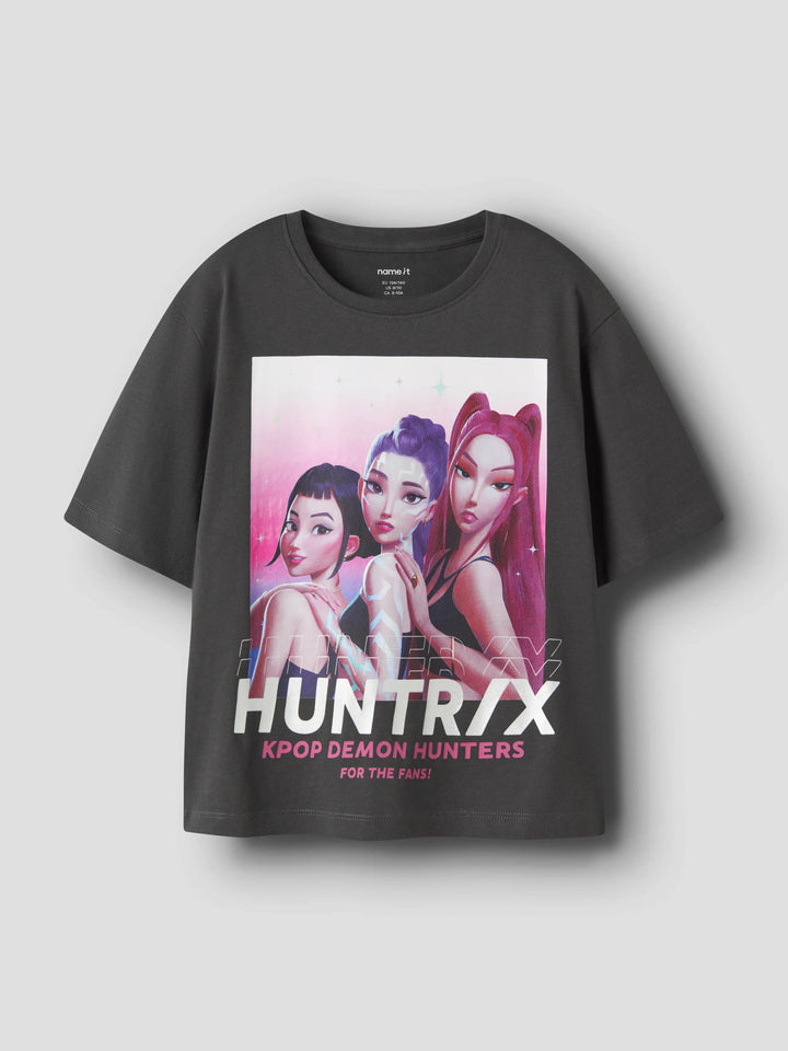 Huntrix tröja med det populära Kpop bandet på kortärmad t-shirt till flicka. Grå topp med K-pop Demon Hunters från Name it.
NKFMAJA KPOP SS NREG TOP BOX LNOOS SKY
13264033