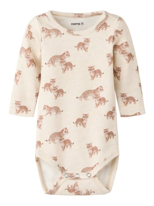 Name It Lorens långärmad babybody till pojke med tigermönster i färgen Peyote Melange