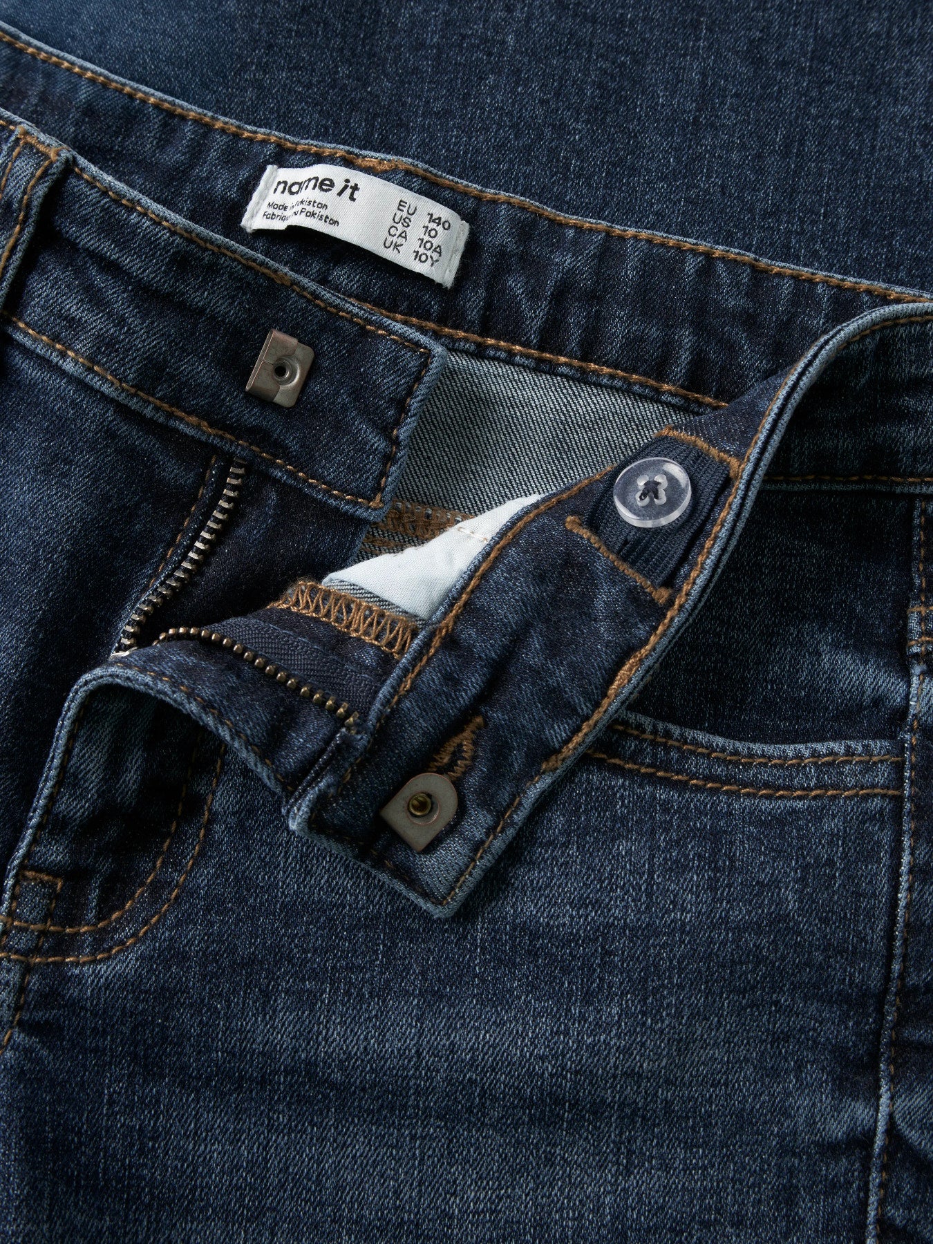 Mörkblå bootcut jeans med broderade bakfickor med lock och låg midja för flicka från Name It.
