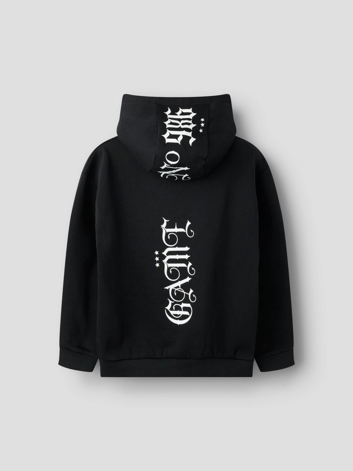 Svart Name It hoodie för pojke med texttryck fram och på ryggen.