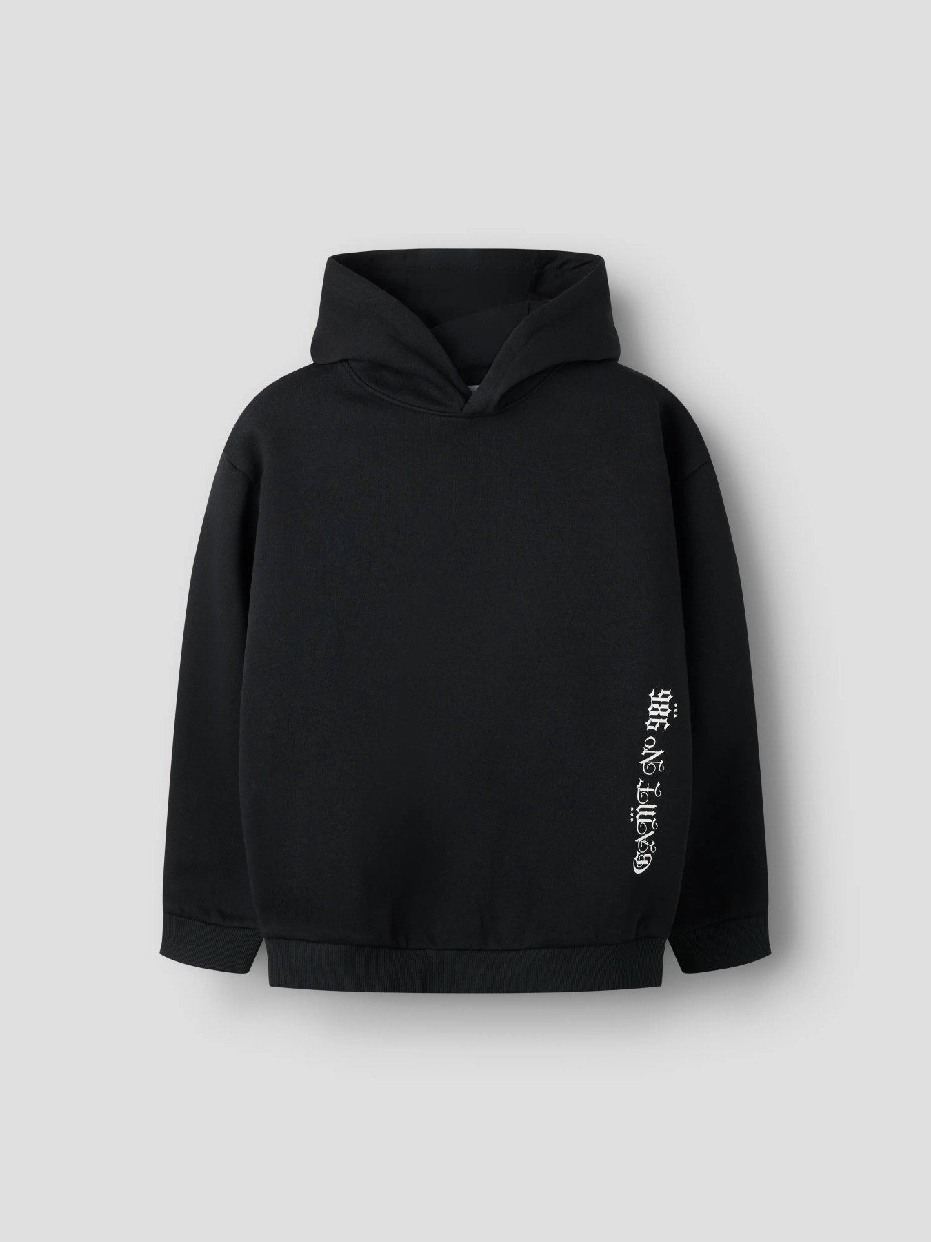 Svart Name It hoodie för pojke med texttryck fram och på ryggen.