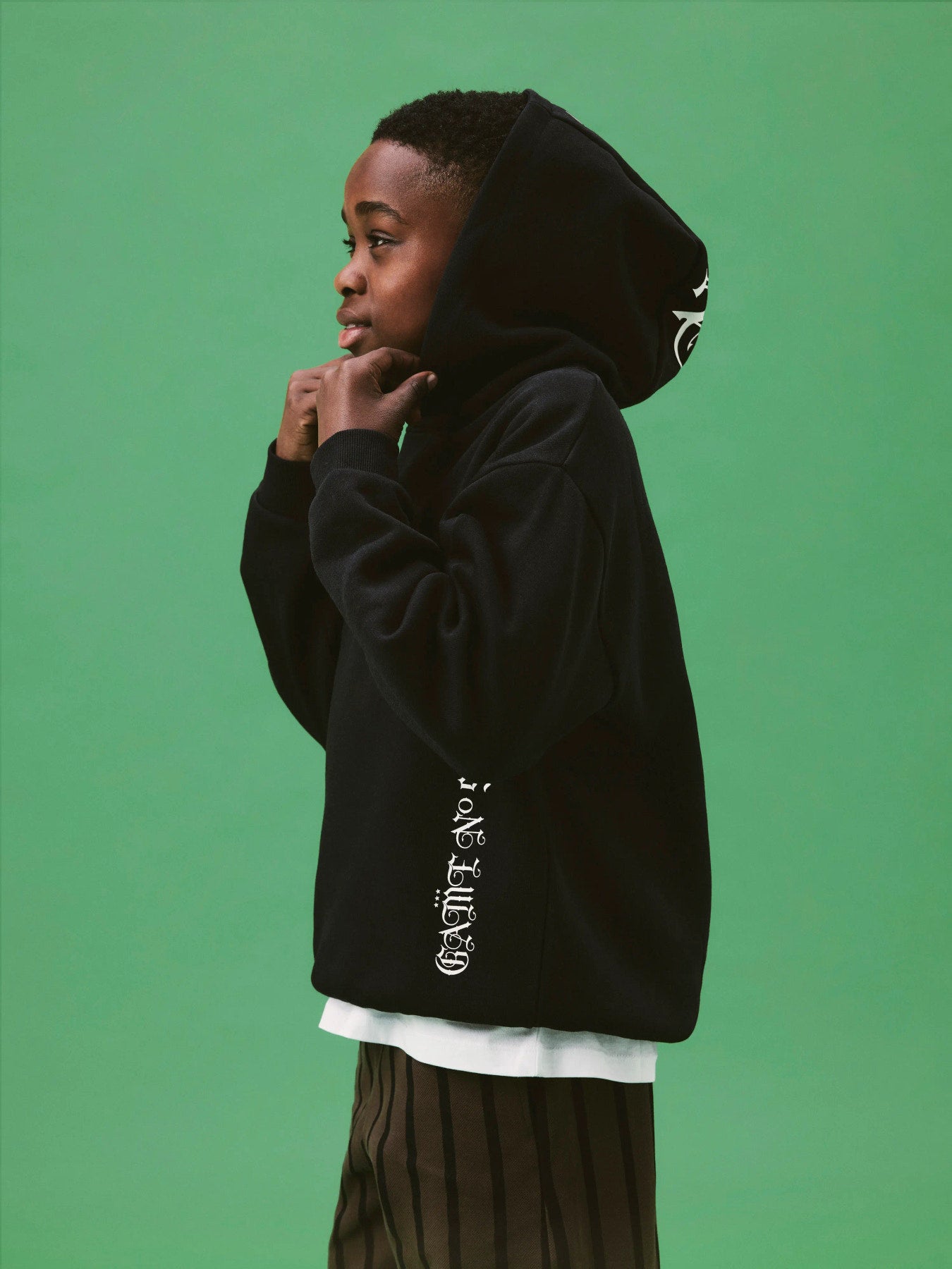 Svart Name It hoodie för pojke med texttryck fram och på ryggen.