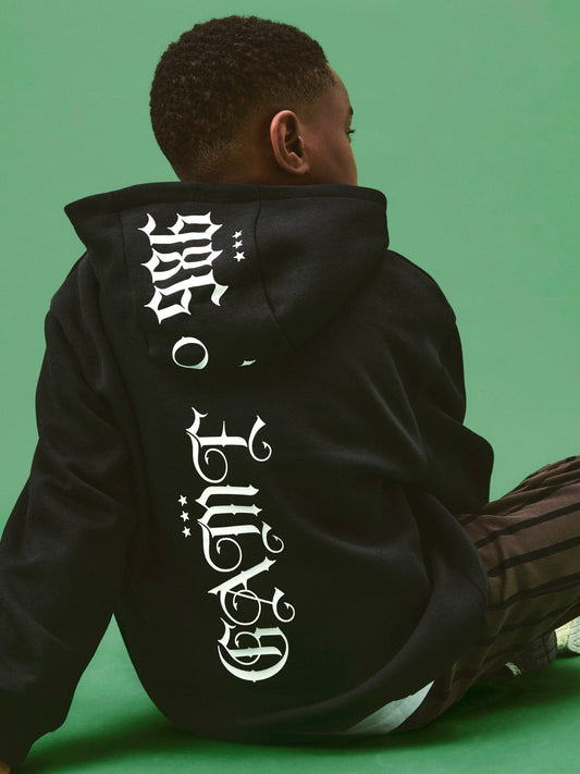 Svart Name It hoodie för pojke med texttryck fram och på ryggen.