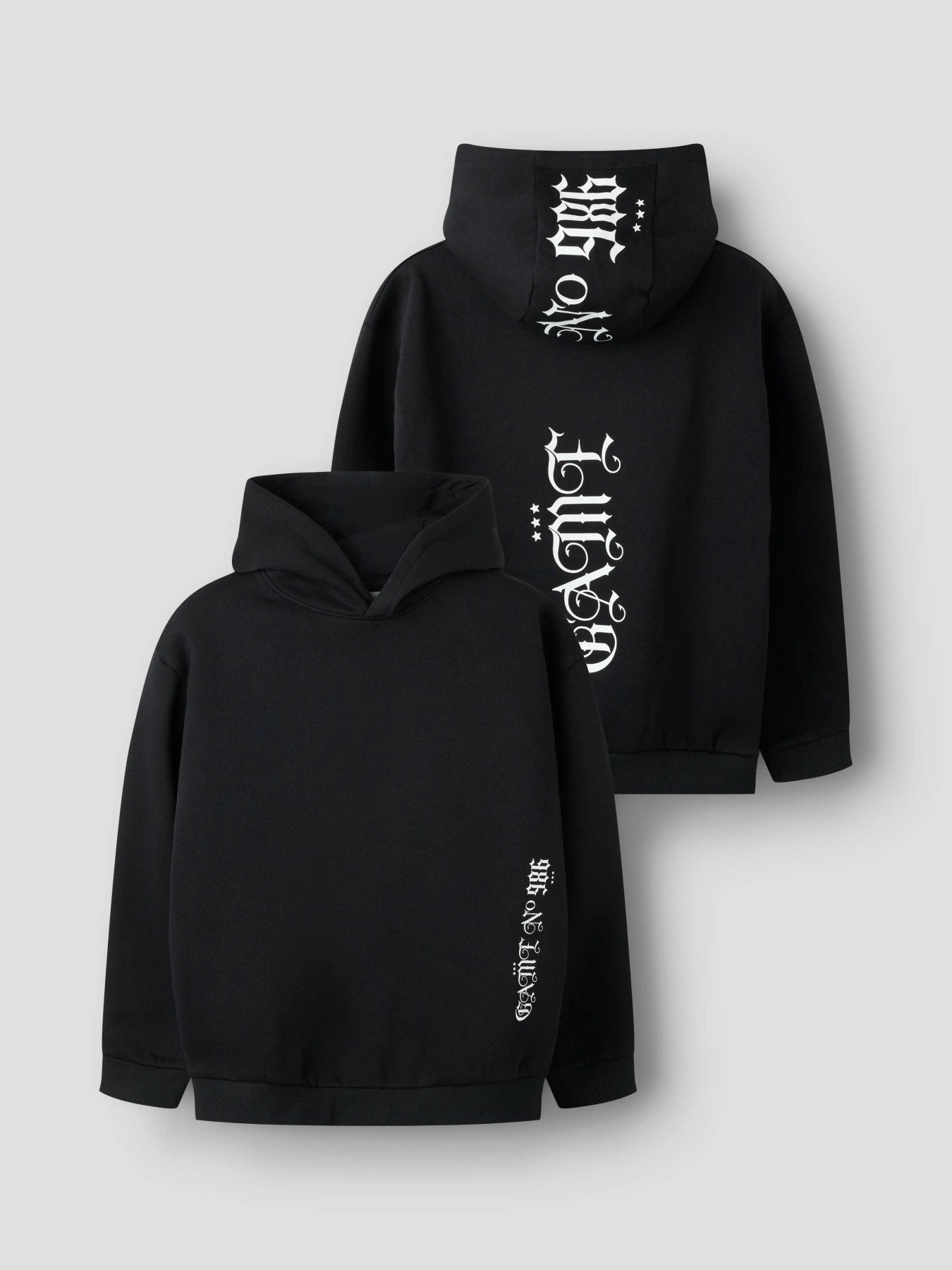 Svart Name It hoodie för pojke med texttryck fram och på ryggen.