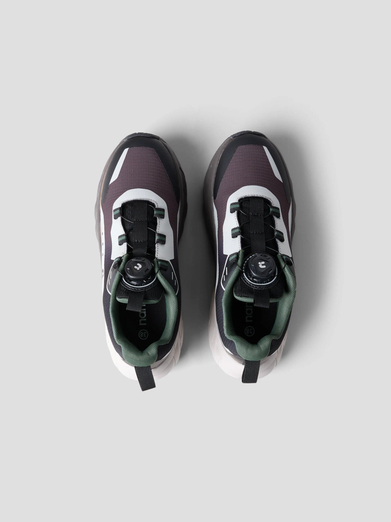 Name It Norm sneakers för pojke med snabbsnörning i svart, brunlila, vitt och grönt